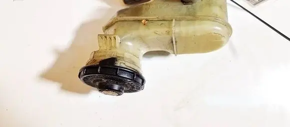 Brake fluid reservoir