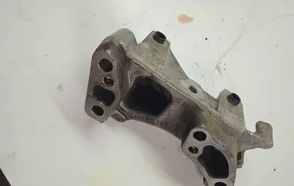 Peugeot 508 Engine mounting bracket 9688615780