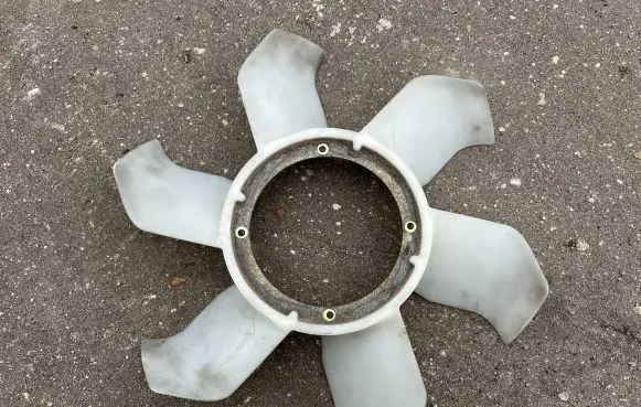 Mitsubishi Pajero Radiator cooling fan shroud MD356866