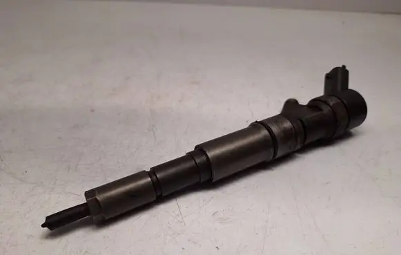 BMW 5 E39 Fuel injector 7785984 13537785984 0445110266