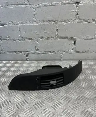 Toyota Corolla Verso E121 Dashboard side air vent grill/cover trim 5568004020