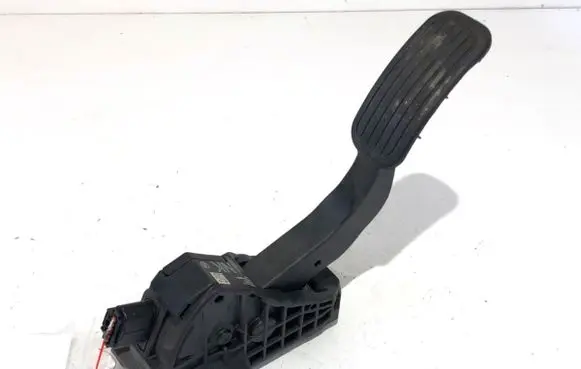 Accelerator throttle pedal