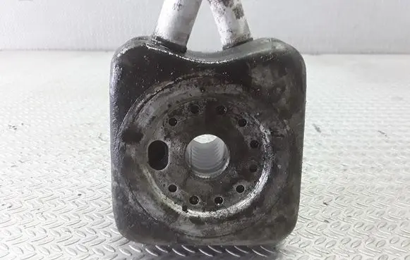 Oil filter mounting bracket