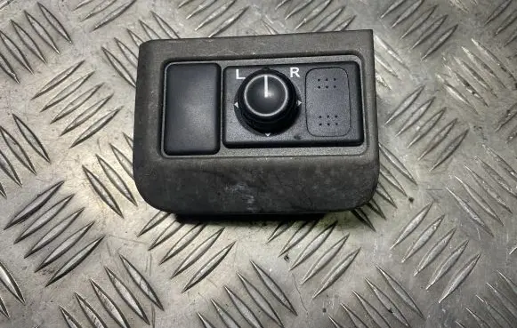 Nissan X-Trail T30 Wing mirror switch 684102Y900