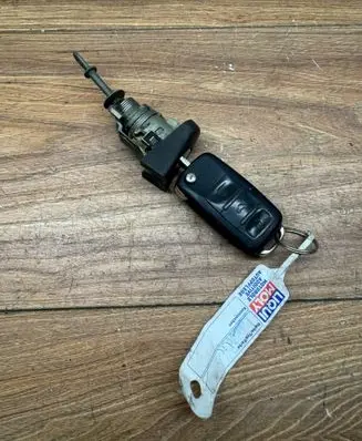 Volkswagen Caddy Front door lock (next to the handle) 2K0837167