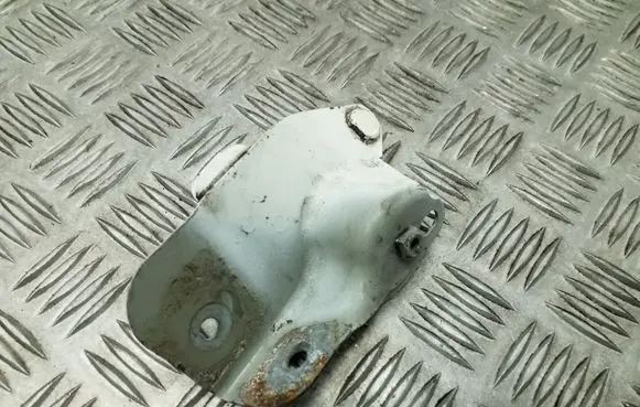 Volkswagen Touareg I Fender mounting bracket 7L6805887A