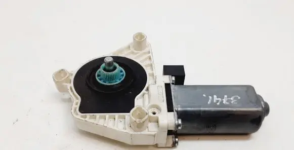 Volkswagen PASSAT B8 Front door window regulator motor 5Q4959802B