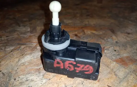 Headlight level adjustment motor