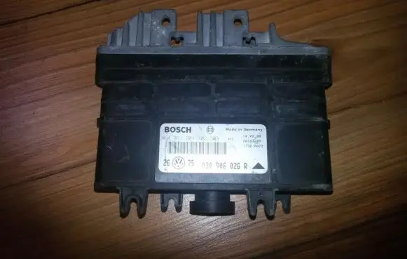 Volkswagen Golf III Engine control unit/module 030906026r 0261203302