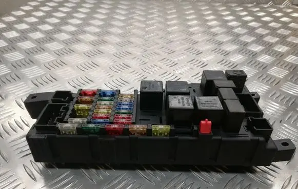 Volvo V70 Fuse module 518717004 8637841