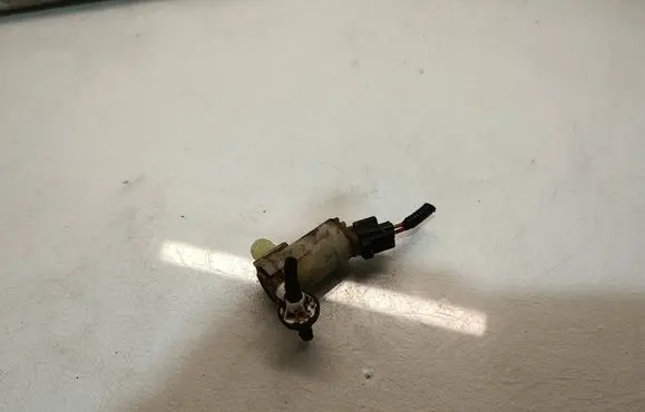 Honda CR-V Windscreen/windshield washer pump 