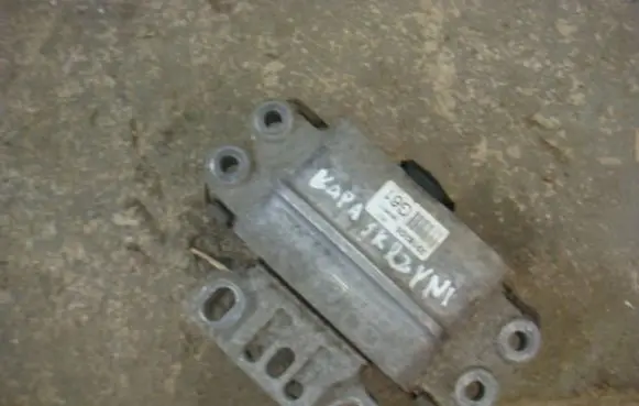 Skoda Octavia Mk2 (1Z) Engine mount bracket