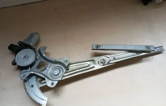 Mitsubishi Outlander Front door window regulator with motor 5713A354