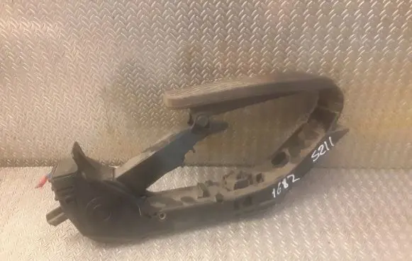Mercedes-Benz E W211 Accelerator throttle pedal 2113000504 A2113000504