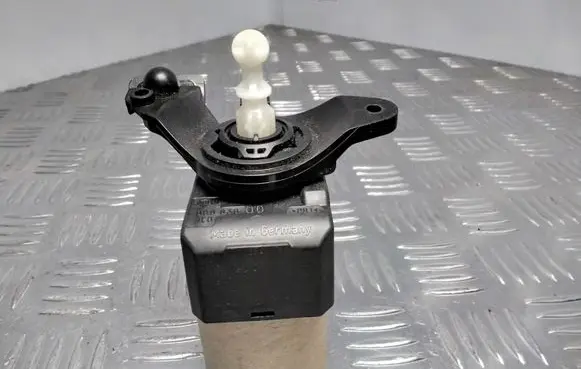 Opel Astra H Headlight level adjustment motor 008830