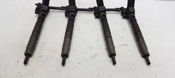 Volkswagen PASSAT B6 Fuel injector 03L130277