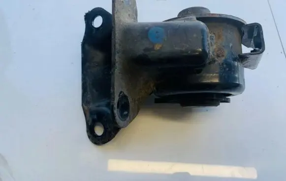 Mazda CX-7 Engine mount bracket