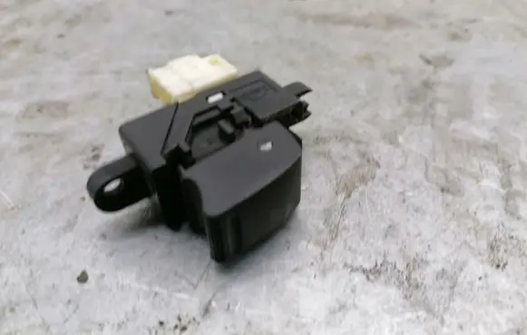Nissan Almera Electric window control switch