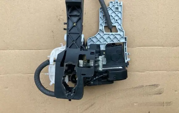 KIA Sportage Front door lock 813203U020