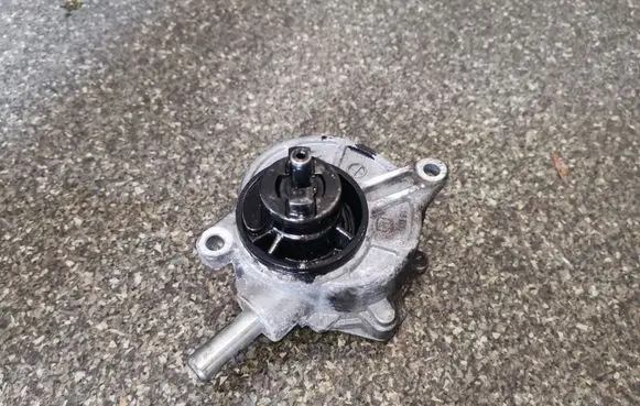 Mercedes-Benz C W204 Vacuum pump