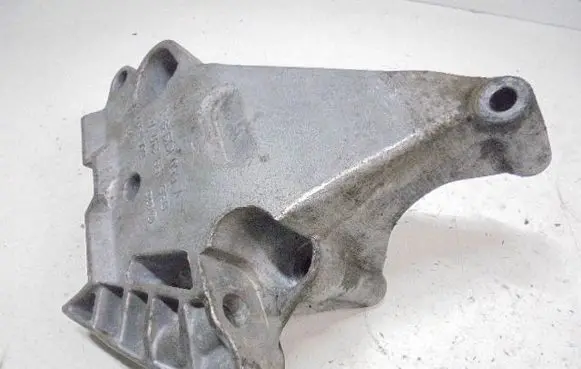 Engine mounting bracket