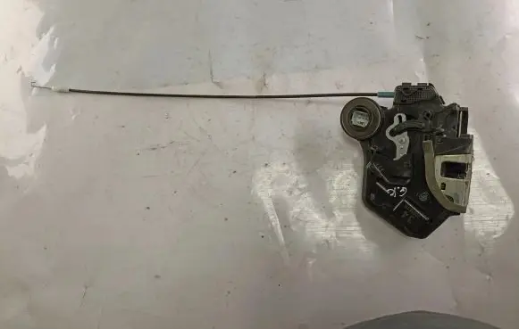 Suzuki Grand Vitara II Rear door lock 70514115 A046693