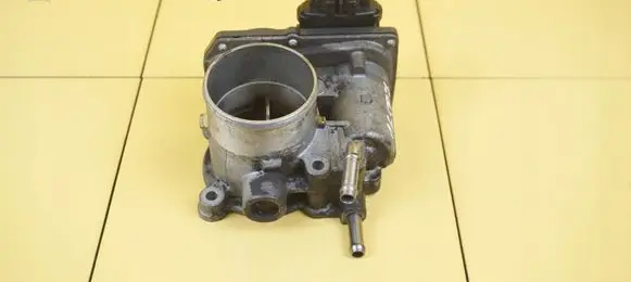 Toyota Avensis T270 Throttle body valve 261000R020 1ADFTV
