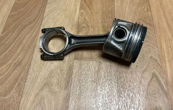 Volkswagen PASSAT B6 Piston with connecting rod 038J BHS
