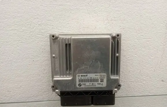 BMW 3 E90 E91 Engine control unit/module 7811700 0281015043 030263500