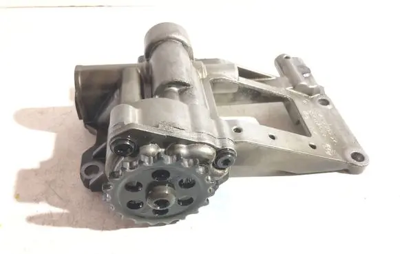 BMW 5 E60 E61 Oil pump 7792945