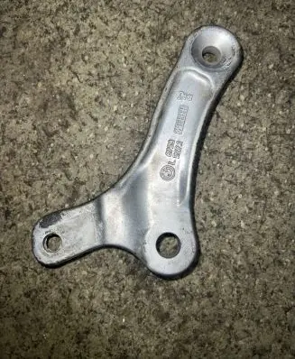BMW 5 E60 E61 Sway bar bush bracket, front 6758527