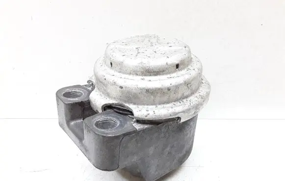 Volvo V70 Engine mount bracket 31304038