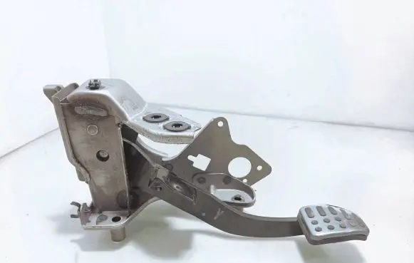 Nissan Juke I F15 Brake pedal 