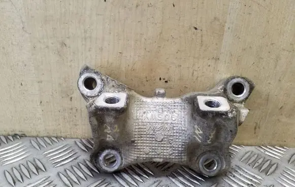 Honda CR-V Engine mounting bracket