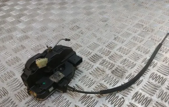 Opel Insignia A Front door lock 13503162