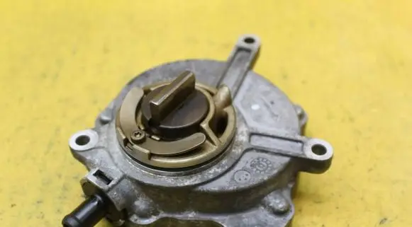 Audi A6 S6 C6 4F Vacuum pump 06D145100E