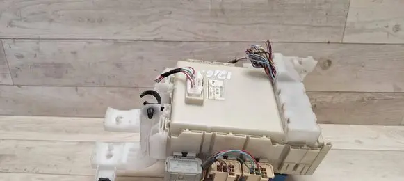 Toyota Yaris Fuse module 8273052321 511240158