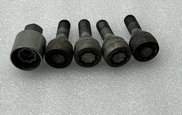 Suzuki Vitara (LY) Anti-theft wheel nuts and lock 