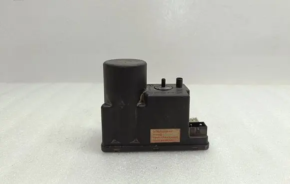 Audi A4 S4 B5 8D Central locking vacuum pump 4A0862257A