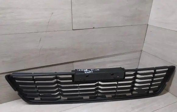 Toyota Hilux VIII Front bumper upper radiator grill 53112-0K130