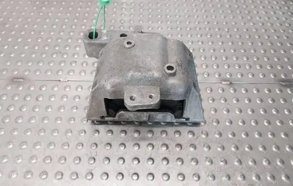 Engine mount vacuum valve