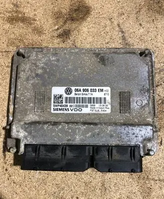 Volkswagen Jetta V Engine control unit/module 06A906033EM FSTSJ8F404 5WP4043902