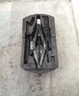 Volkswagen PASSAT B7 USA Tool set 561012115A