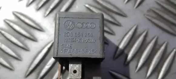 Volkswagen PASSAT B5.5 Other relay 8d0951253 v23134-j52-x300