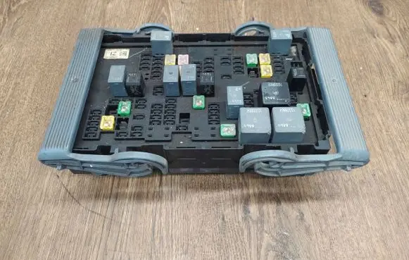 Chevrolet Captiva Fuse module 25796803