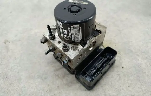 Volkswagen Golf VI ABS Pump 