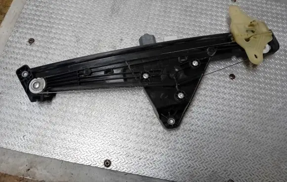 Renault Clio V Front door manual window regulator 807216723R