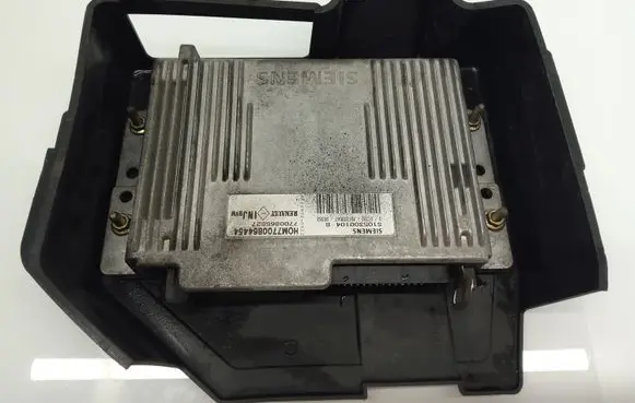 Renault Megane I Engine control unit/module S105300104 7700865827