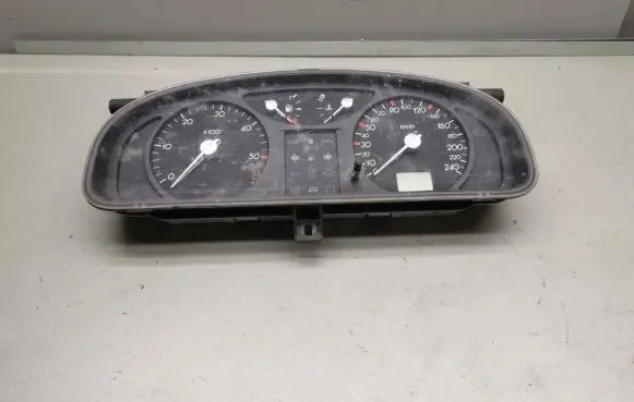 Renault Laguna II Speedometer (instrument cluster) 8200328436