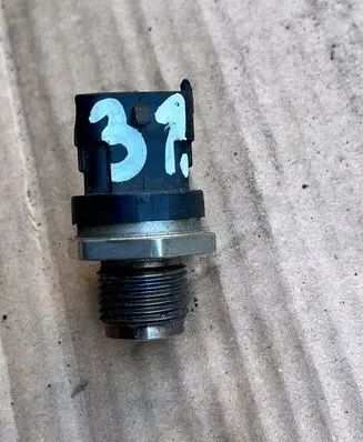 Volvo S80 Fuel pressure sensor 0281002707